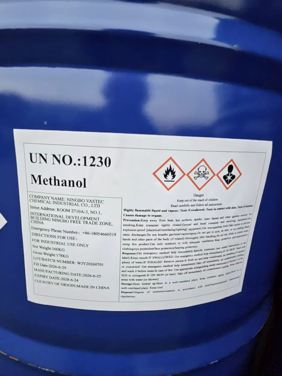 甲醇 UN 1230 桶标签，带有GHS危险象形图，显示易燃、有毒和健康危害符号